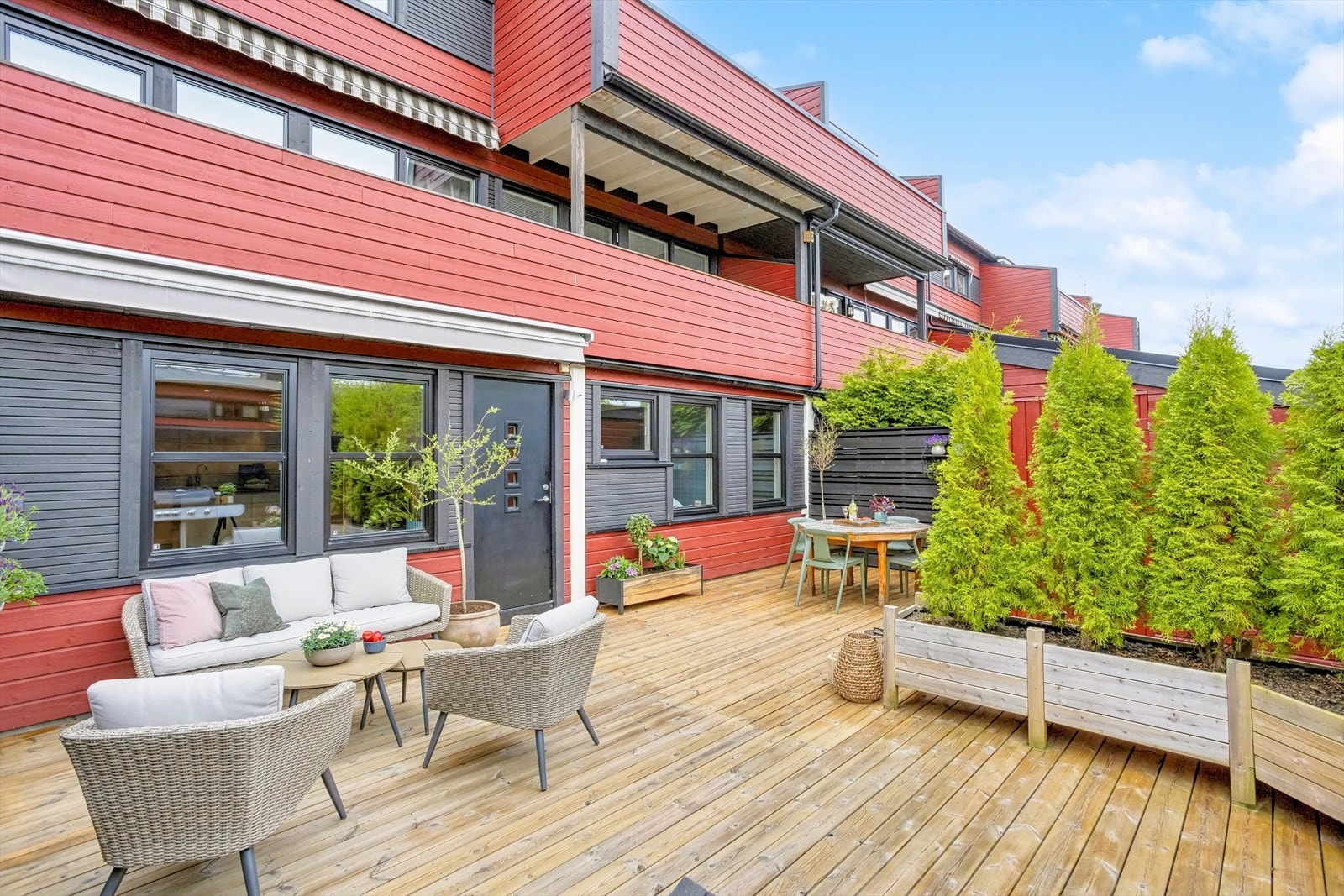 Terrassebord beistet og gjerdet malt i 2024. Galleribilde