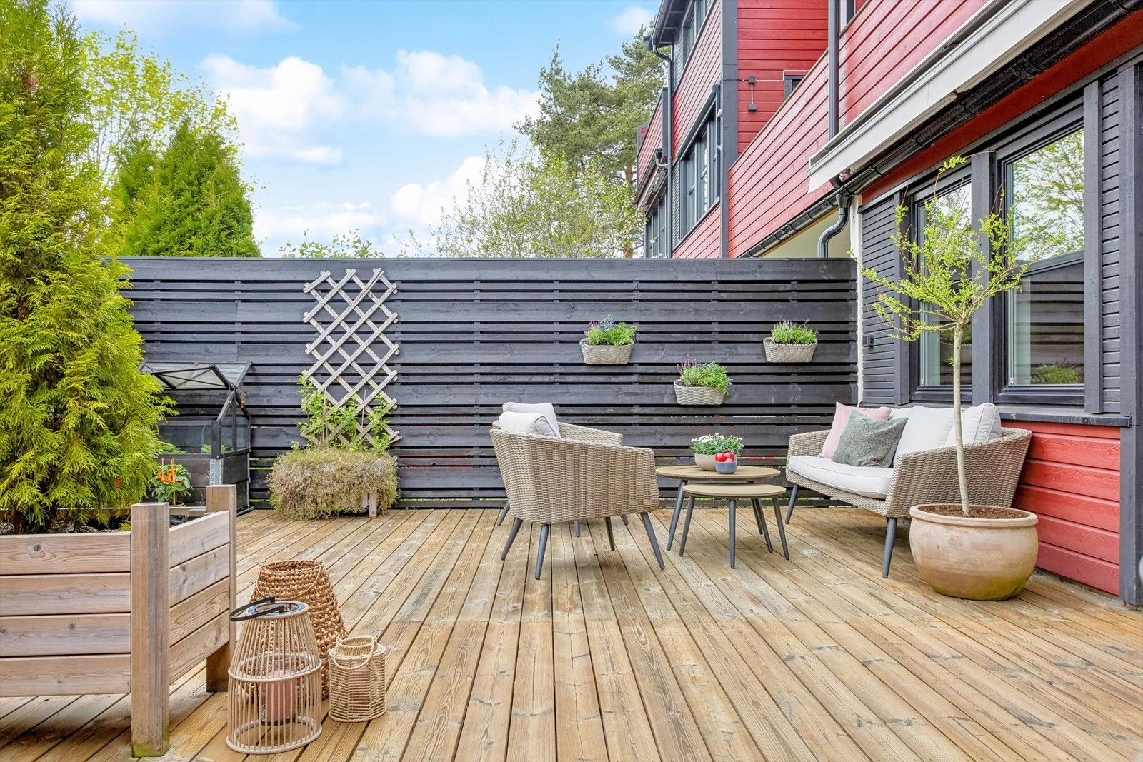 Herlig uteplass som oppleves som en forlengelse av stuen på sommertid. Galleribilde