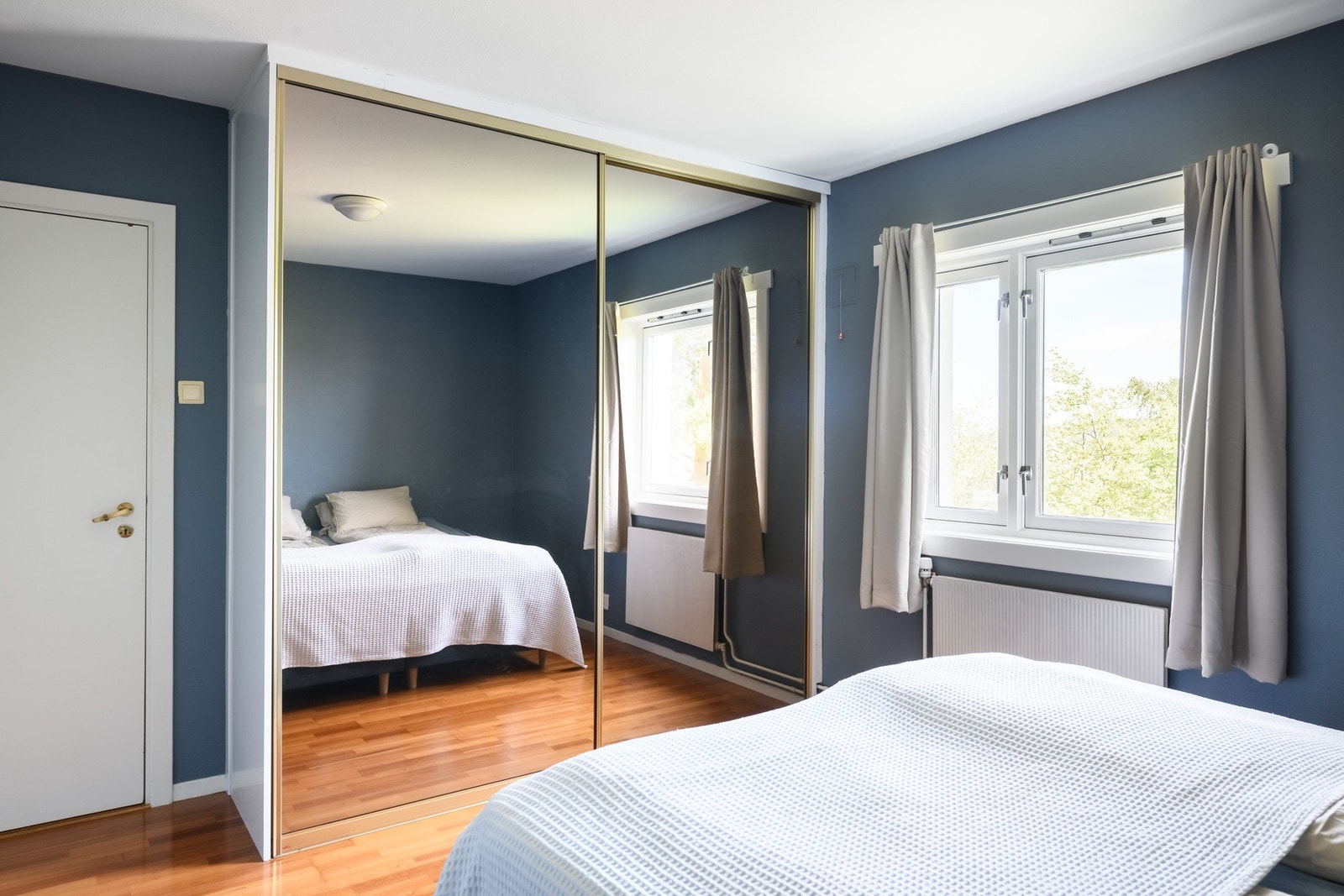 Stort garderobeskap på hovedsoverommet Galleribilde