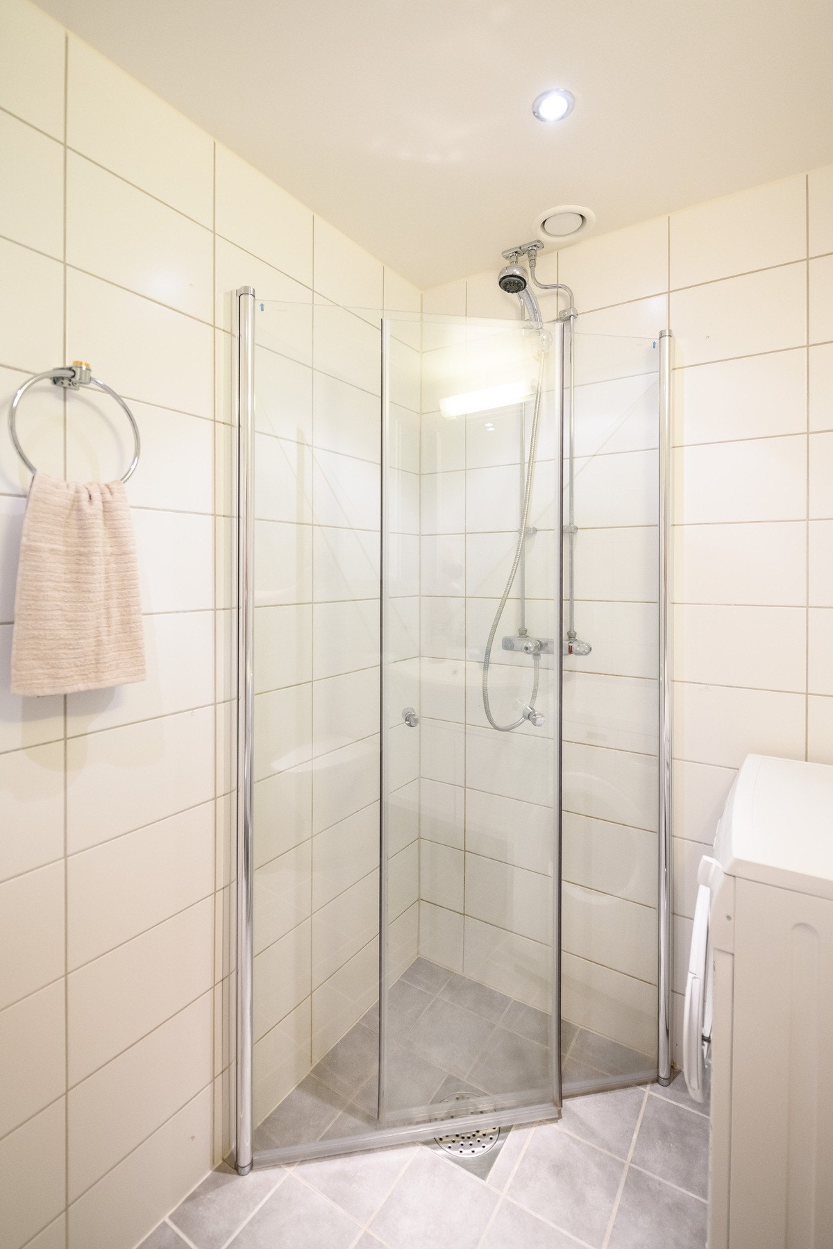 Flislagt bad med varmekabler i gulvet. Galleribilde