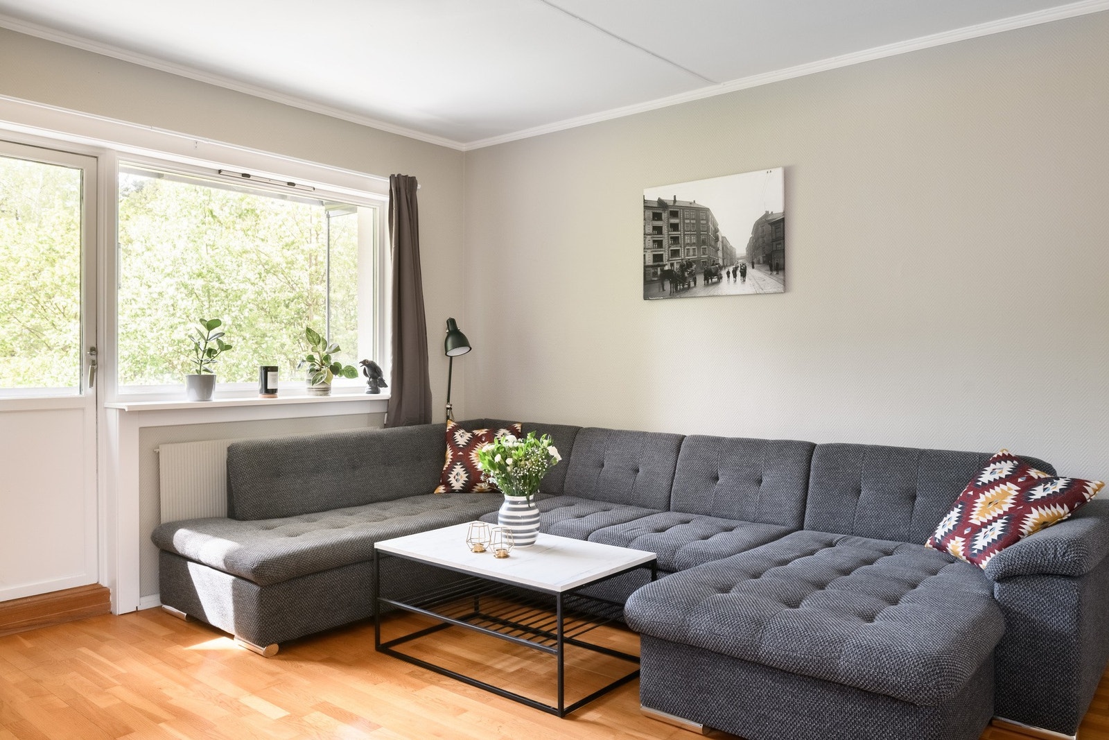 Stue med utgang til solrik balkong Galleribilde