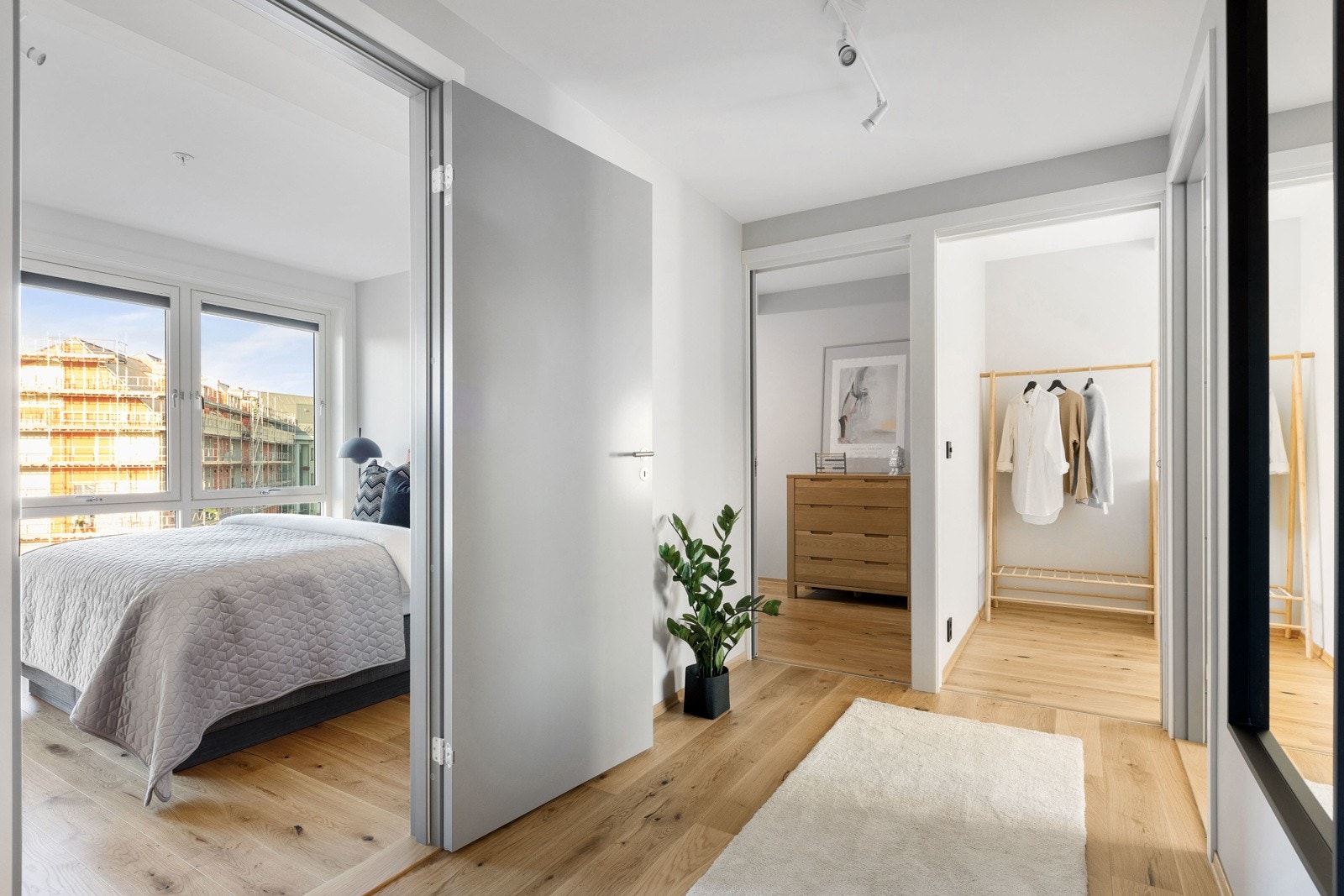 To av soverommene har adkomst via plassbesparende skyvedører. Galleribilde