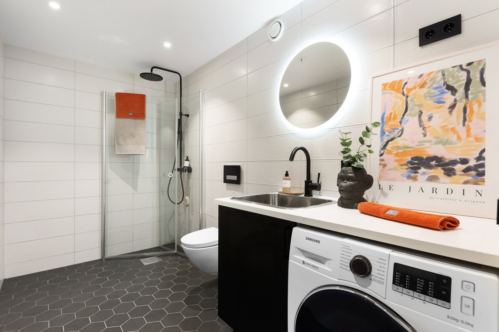 Badet i første etasje er kombinert som vaskerom og er delikat innredet. Galleribilde