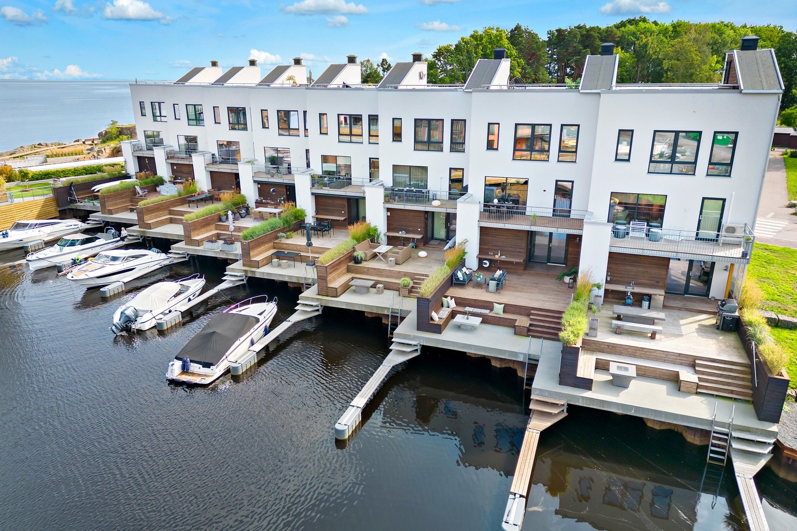 Boligen har flere uteplasser med nydelig utsikt. Fra egen brygge kan du parkere båten rett på utsiden Galleribilde