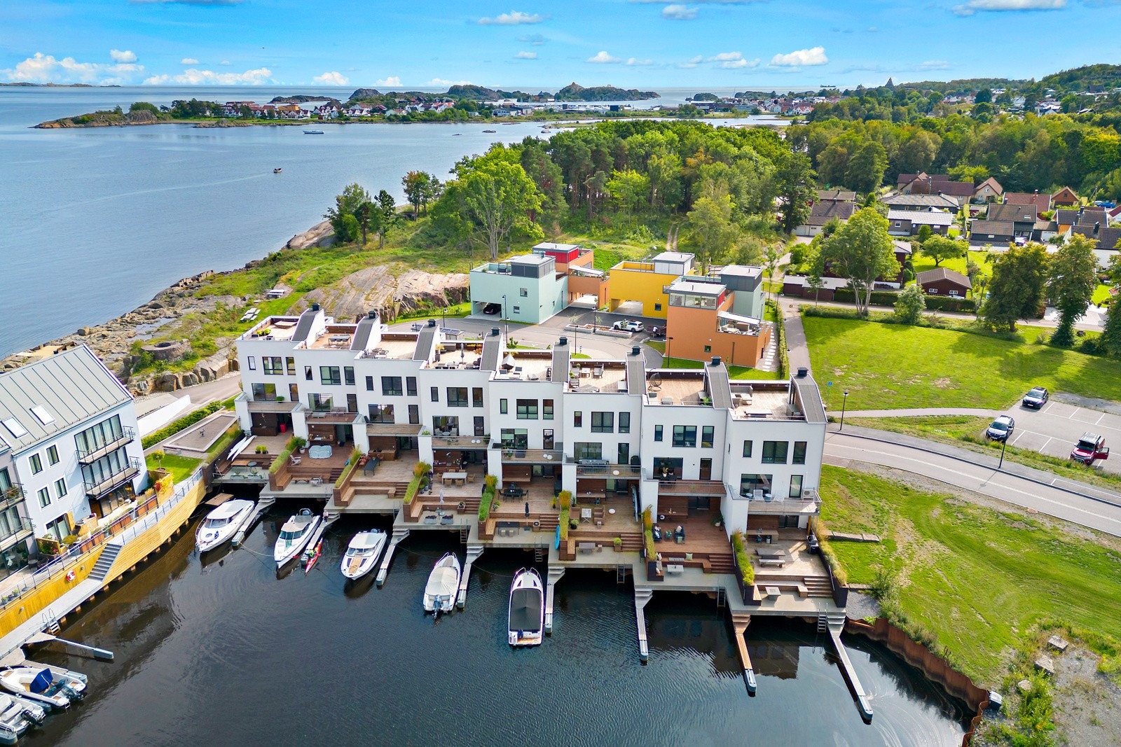 Sjøhuset ligger i rekke og ble oppført i 2018. Galleribilde