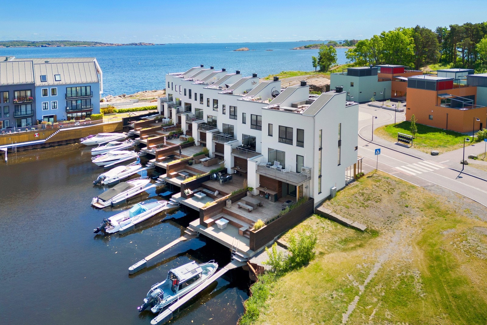 Båten parkeres på egen brygge. Bedre blir det ikke! Galleribilde