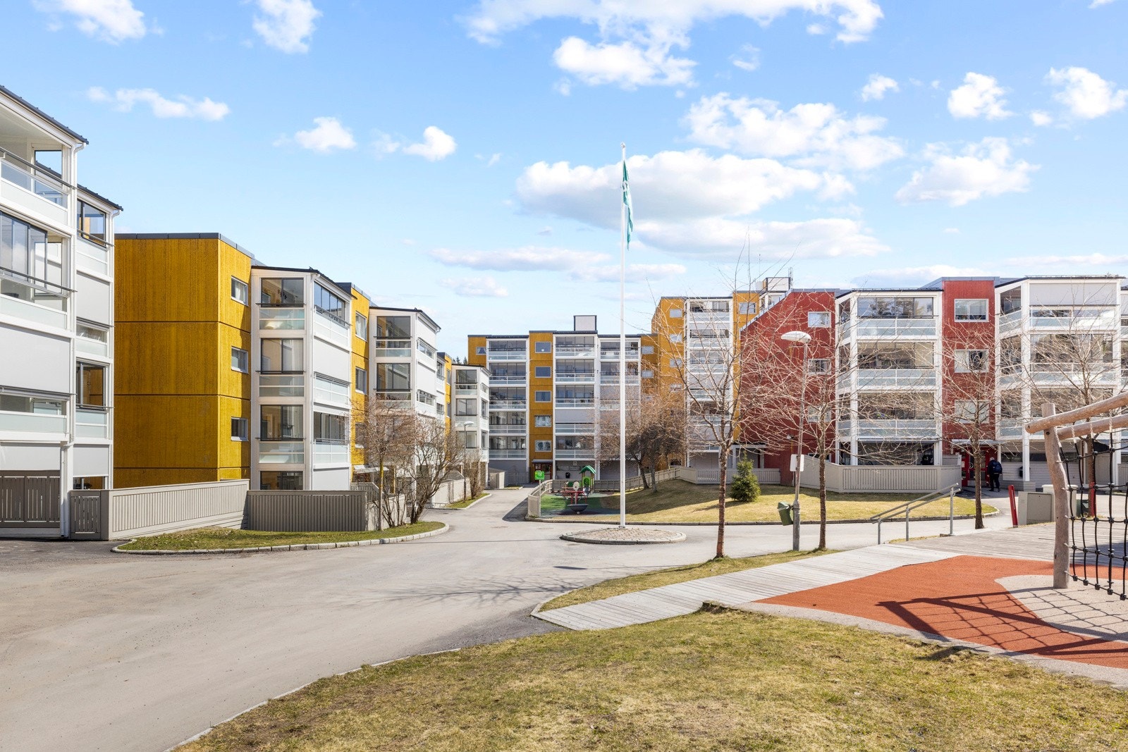 Fellesområdet er ryddig og pent opparbeidet, og mellom byggene er det etablert hyggelige tun med grøntarealer, frukttrær, benker, asfalterte internveier og fine lekeplasser for de minste Galleribilde
