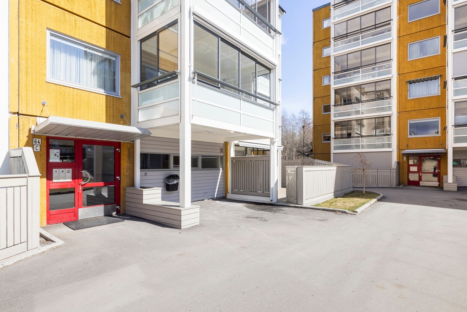 Leiligheten ligger i første etasje og har adkomst via en felles trappeoppgang. Her er det trappefri adkomst og en stor sykkel/vognbod i samme etasje! Galleribilde