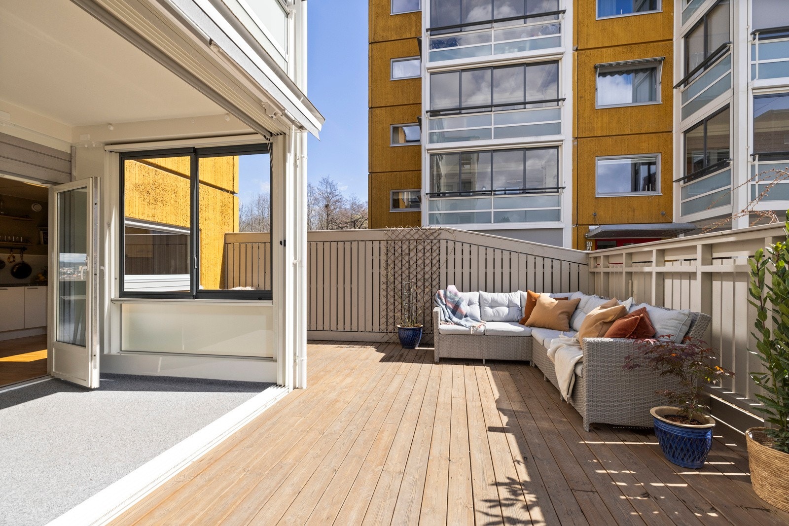 Leiligheten har en romslig markterrasse med gode solforhold og egen port Galleribilde
