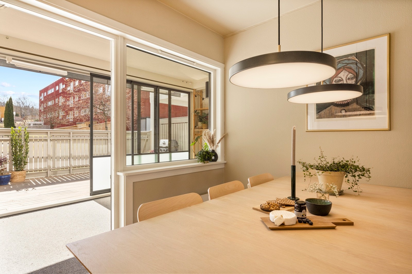 Fra kjøkkenet er det utgang til en innglasset vinterhage og markterrasse Galleribilde