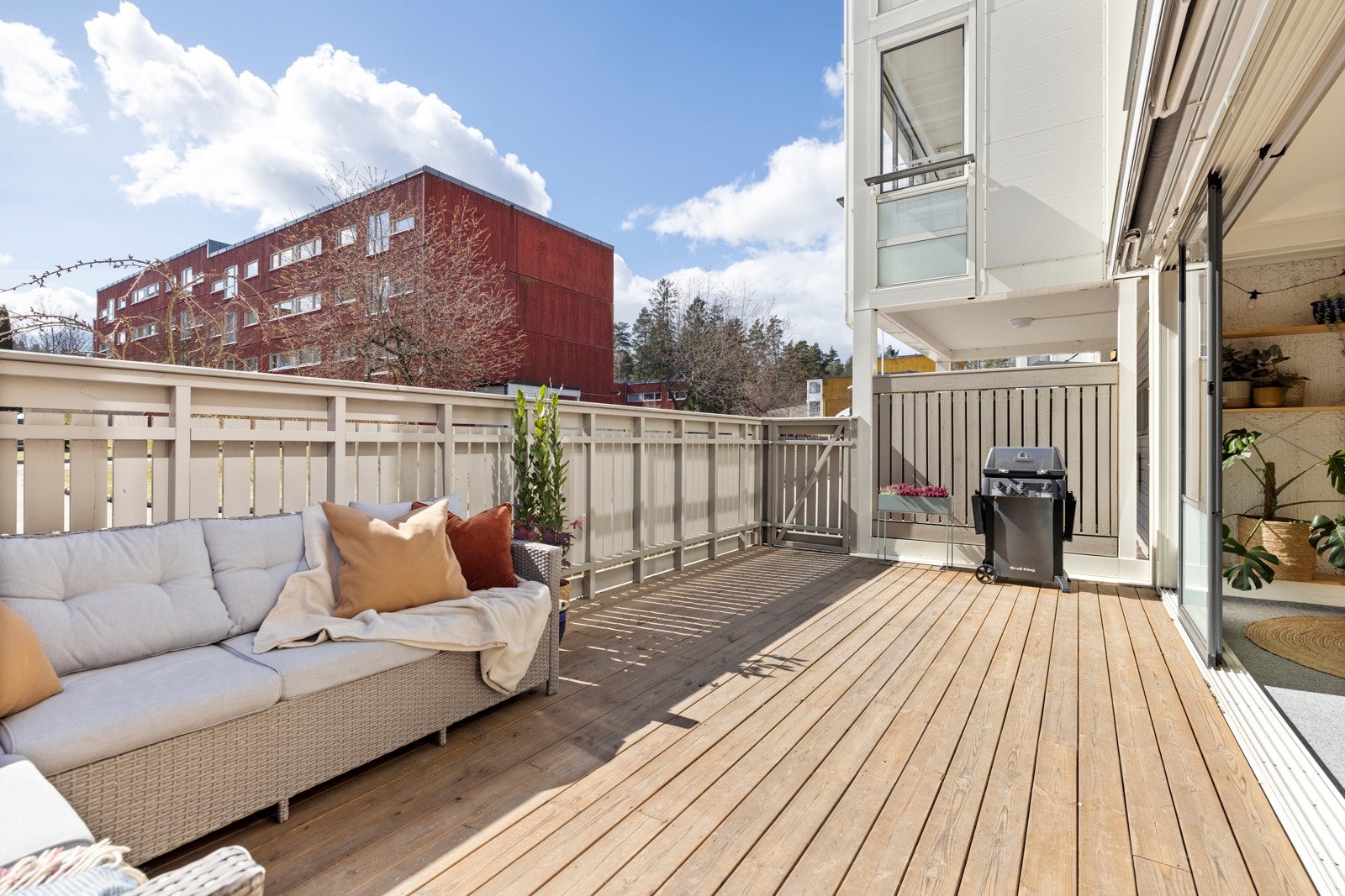 Videre fra vinterhagen har man en herlig terrasse med levegger og et areal på ca. 28 kvm Galleribilde