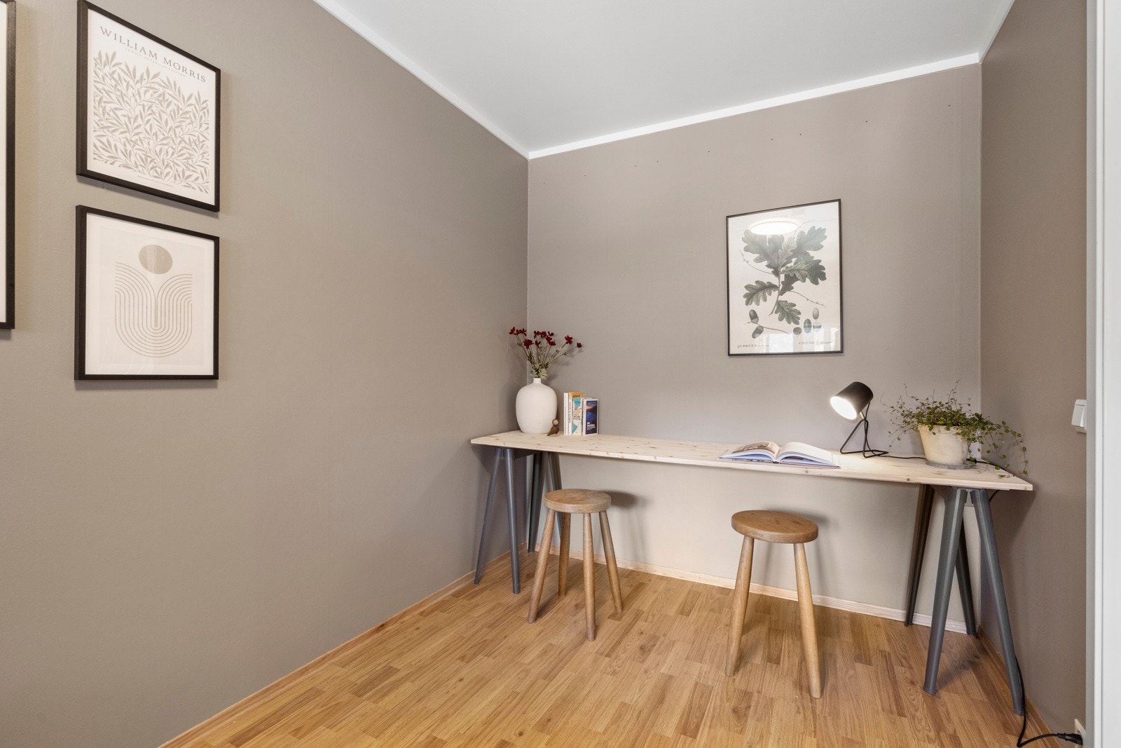 Soverom 2: Videre har rommet flere bruksmuligheter, idag finnes en stor kontorplass i tillegg til gjestesengen Galleribilde