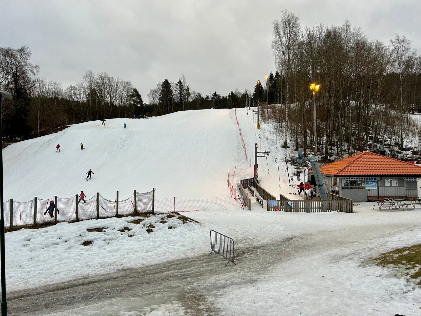 Det er umiddelbar nærhet til den populære Jerikobakken, som er en alpinbakke. Ved siden av bakken er det gode akemuligheter, som også tilbyr varmestue og utlån av utstyr! Galleribilde
