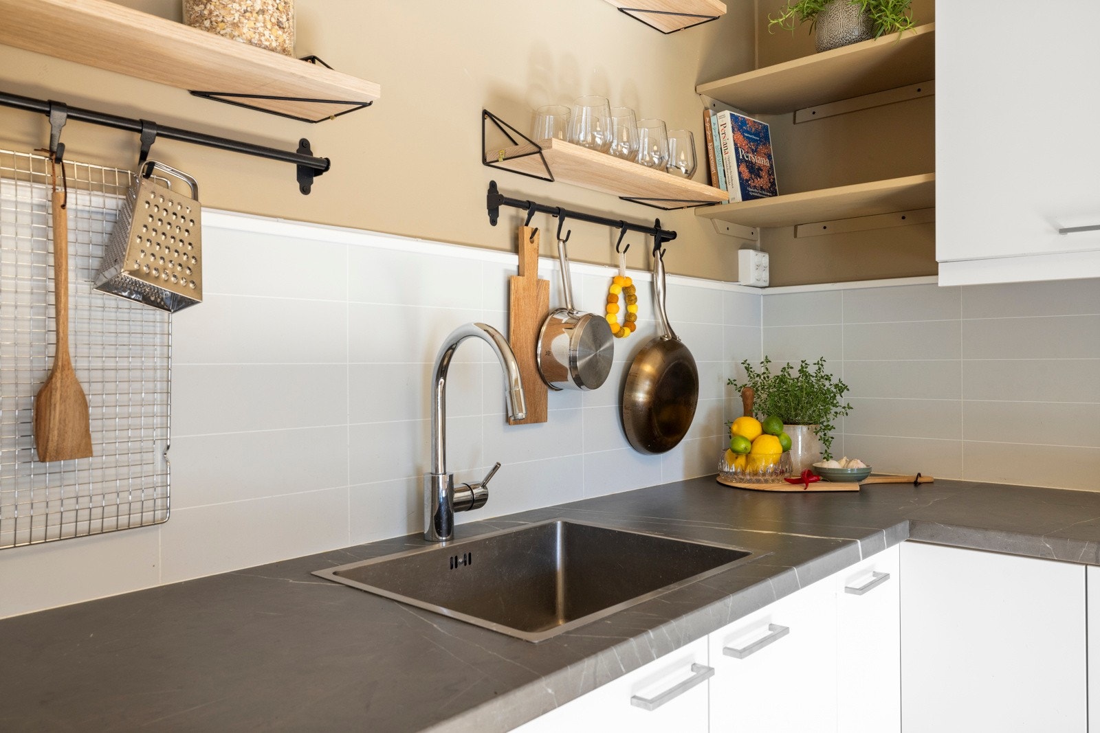 Over benken er det lyse, flisemønstrede kitchenboards Galleribilde