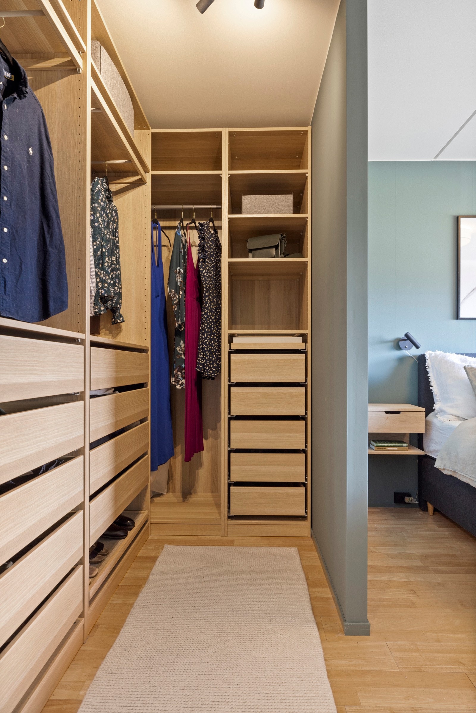 Soverom 1: Walk-in garderobe bygget i 2023. Garderobeløsningen følger med salg! Galleribilde