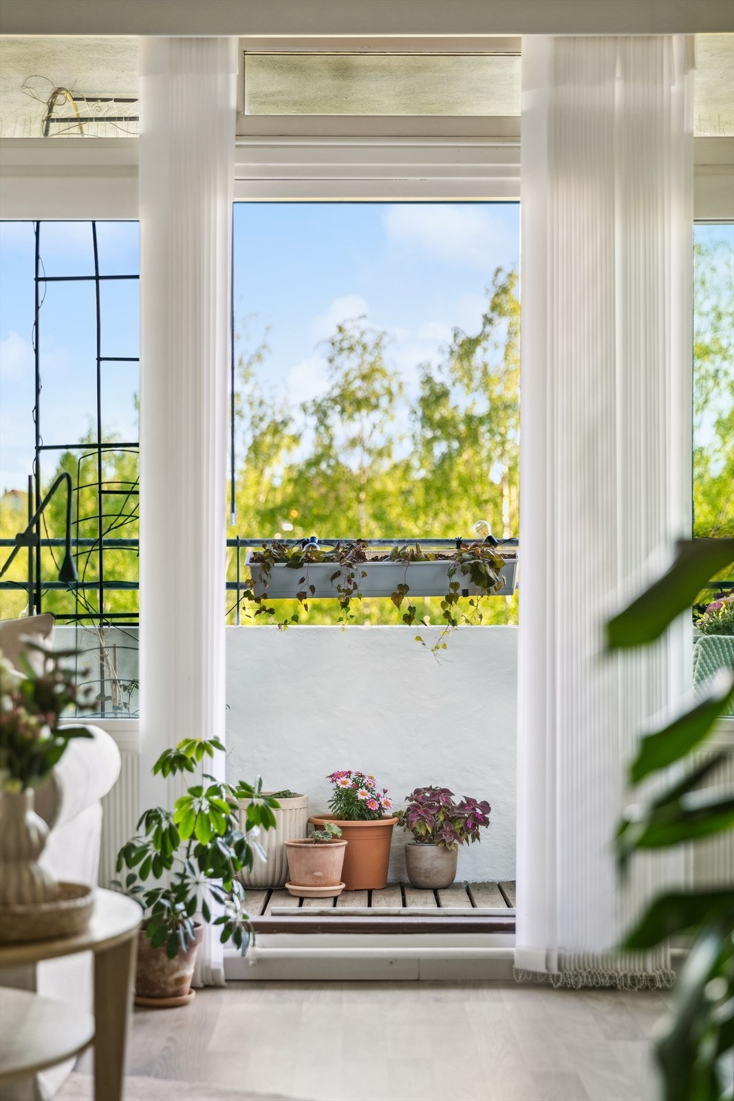 De store vindusflatene sammen med terrassedøren slipper inn godt med lys å skaper en luftig og fin atmosfære. Galleribilde