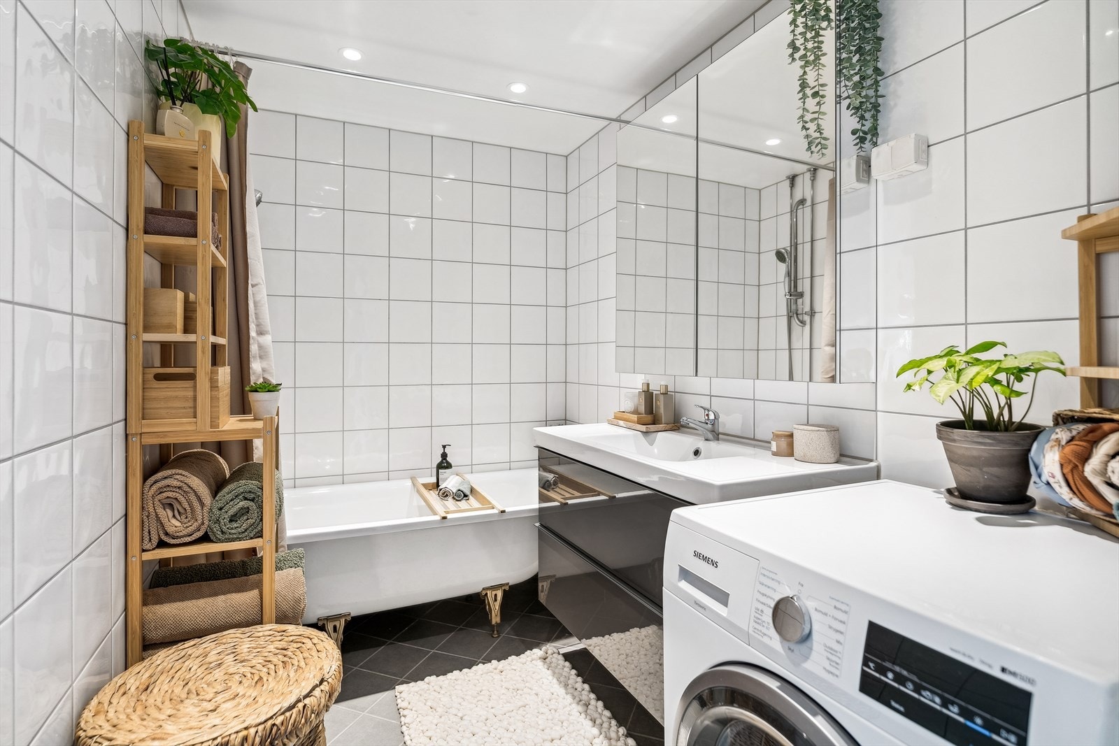 Baderommet ble rehabilitert i regi av borettslaget i 2017. Flislagt baderom med varmekabler i gulv og spotlight i himling. Galleribilde