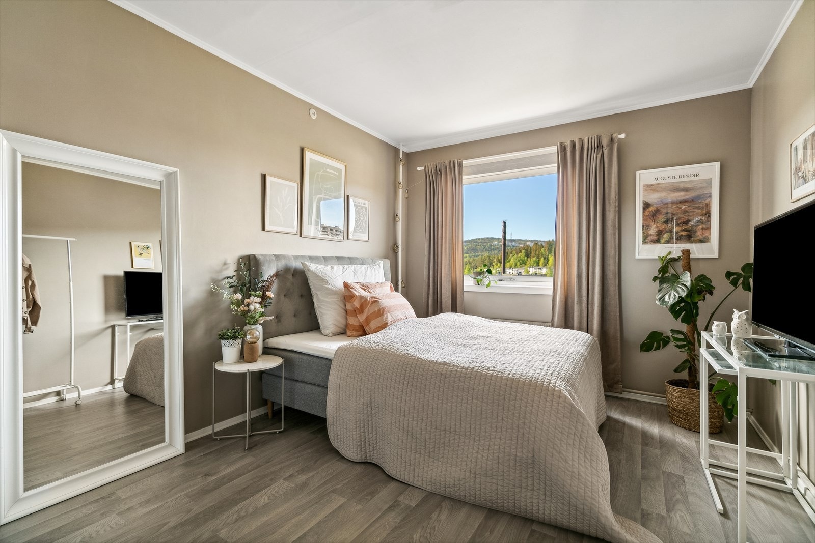 Veggene er malt i delikate fargetoner og det er laminat på gulv. Galleribilde