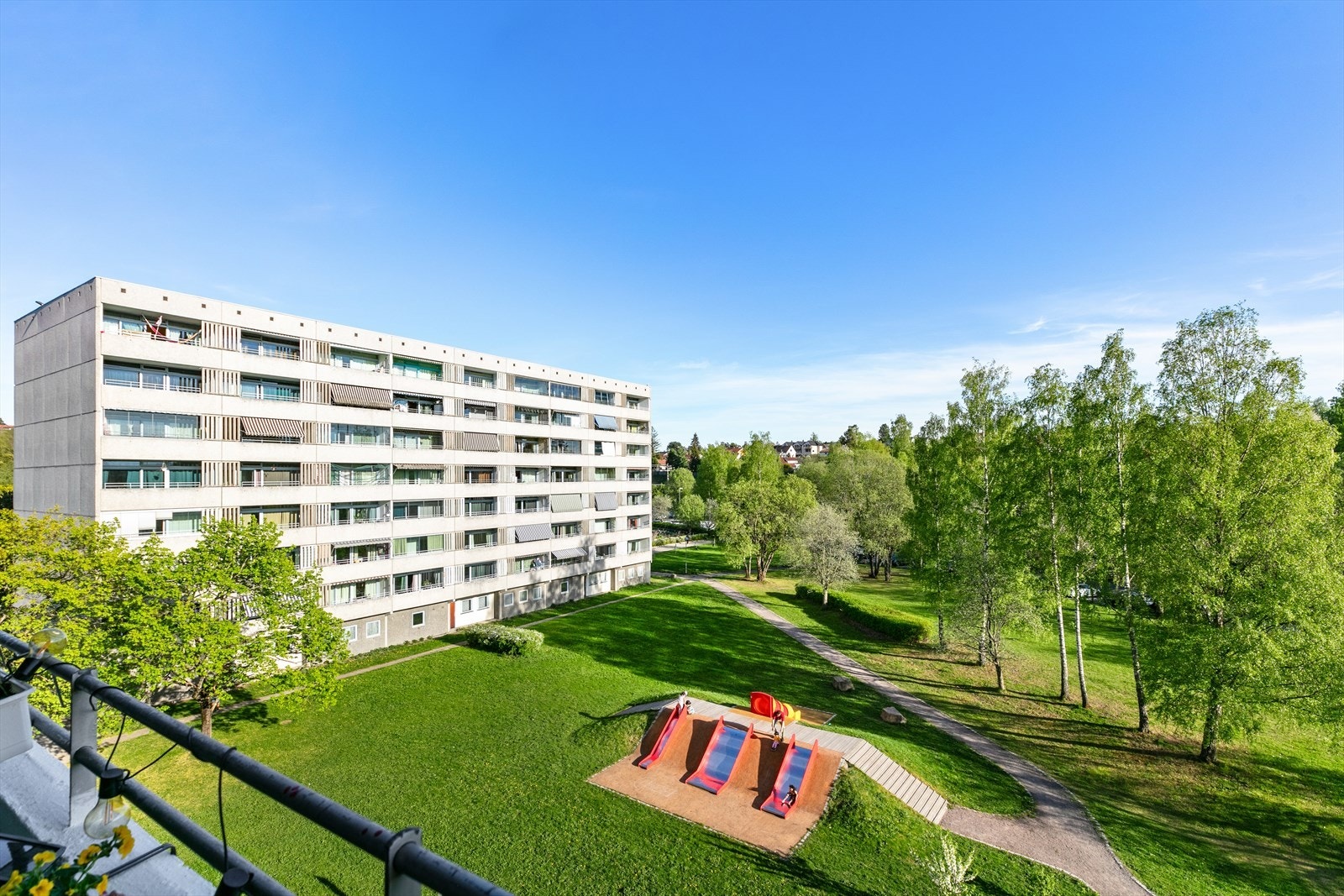 Borettslaget har flotte og vedlikeholdte grøntområder. Galleribilde