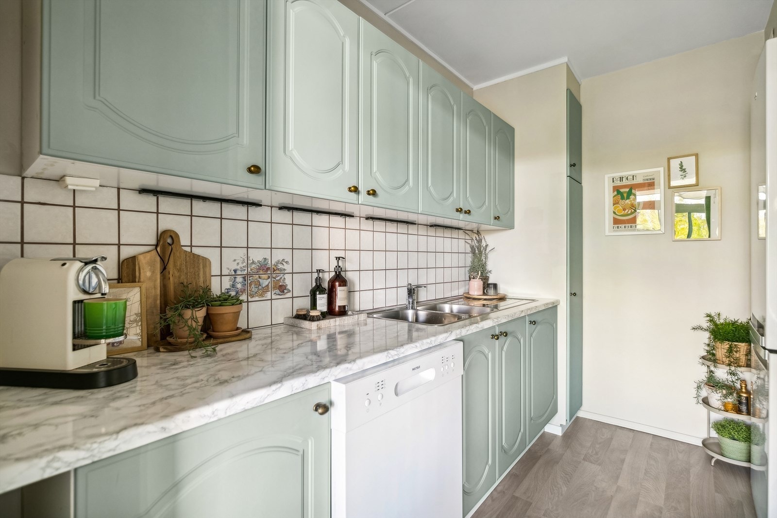 Kjøkkenet er videre utstyrt med fliser over benkeskap, ventilator med kullfilter og benkebelysning under overskap. Galleribilde