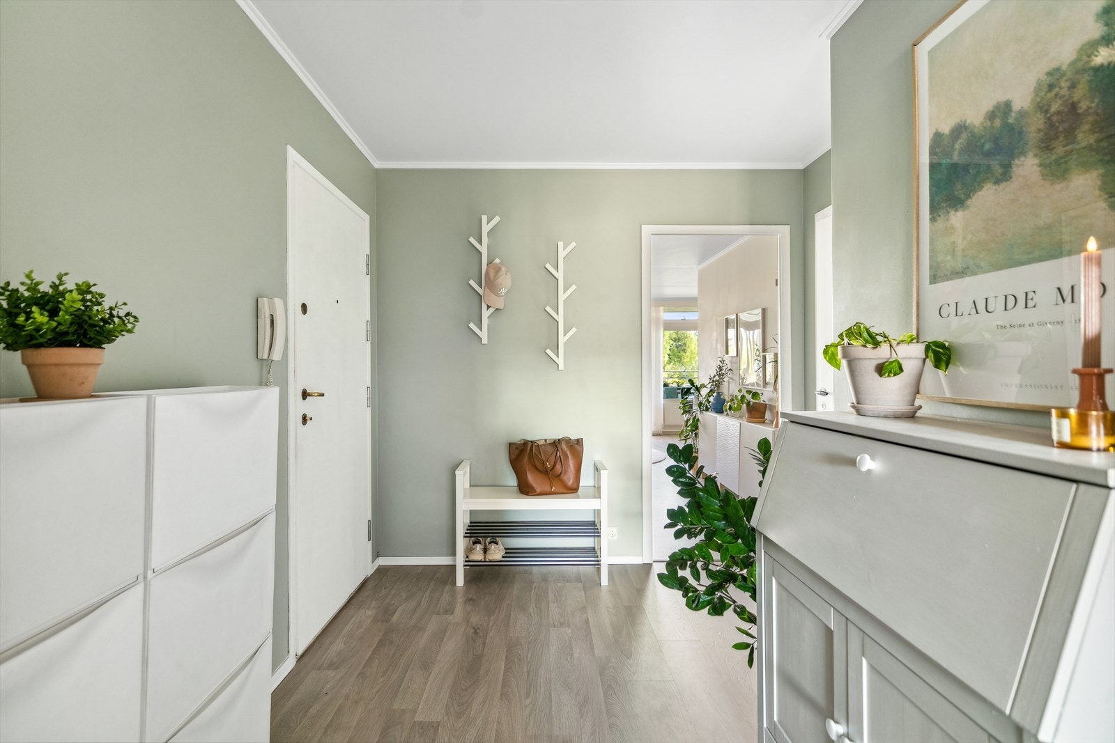 Når du kommer inn døren blir du møtt av en romslig og innbydende entré. Galleribilde