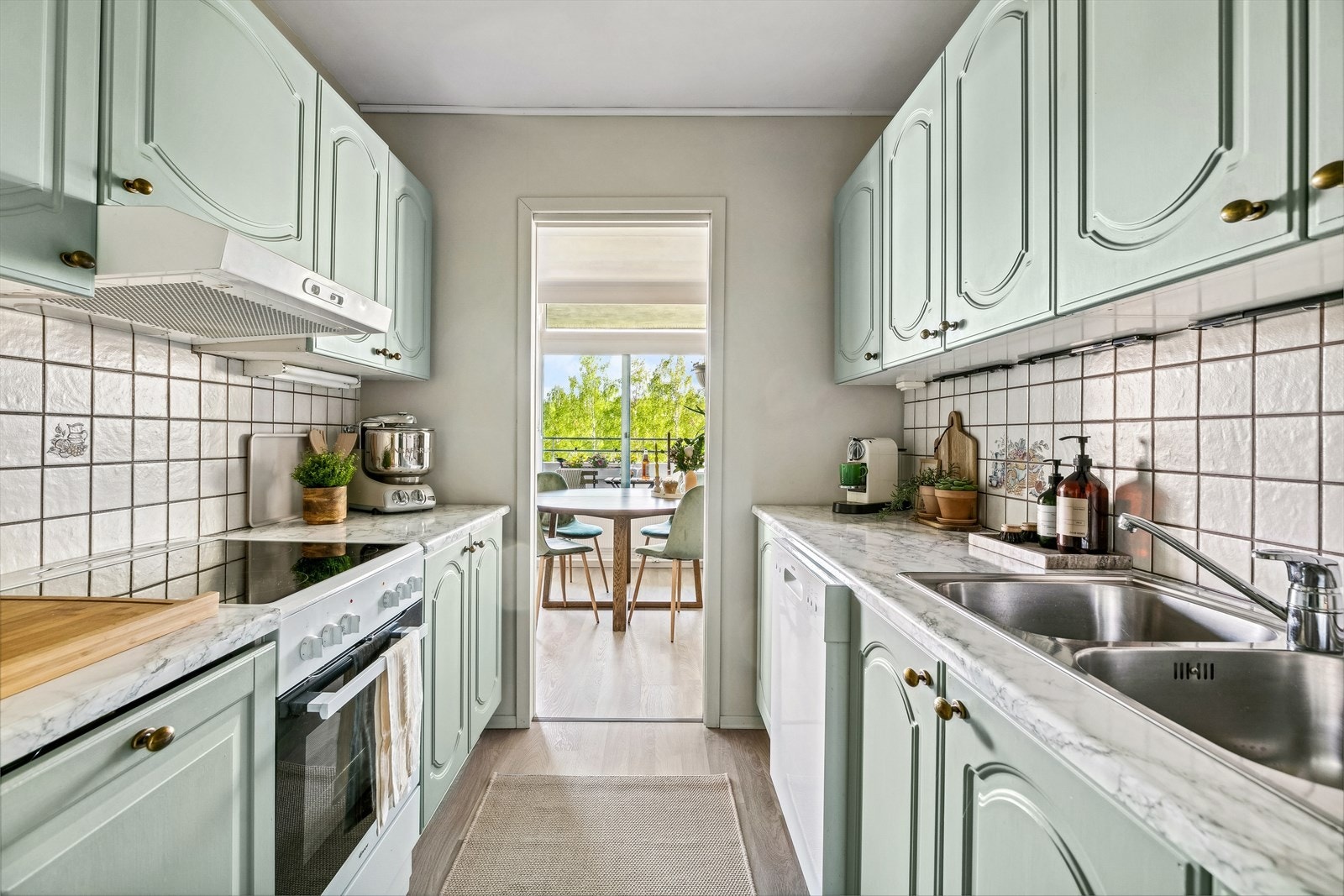 Det er opplegg og plass for oppvaskmaskin og komfyr. Frittstående kjøle-/fryseskap. Galleribilde