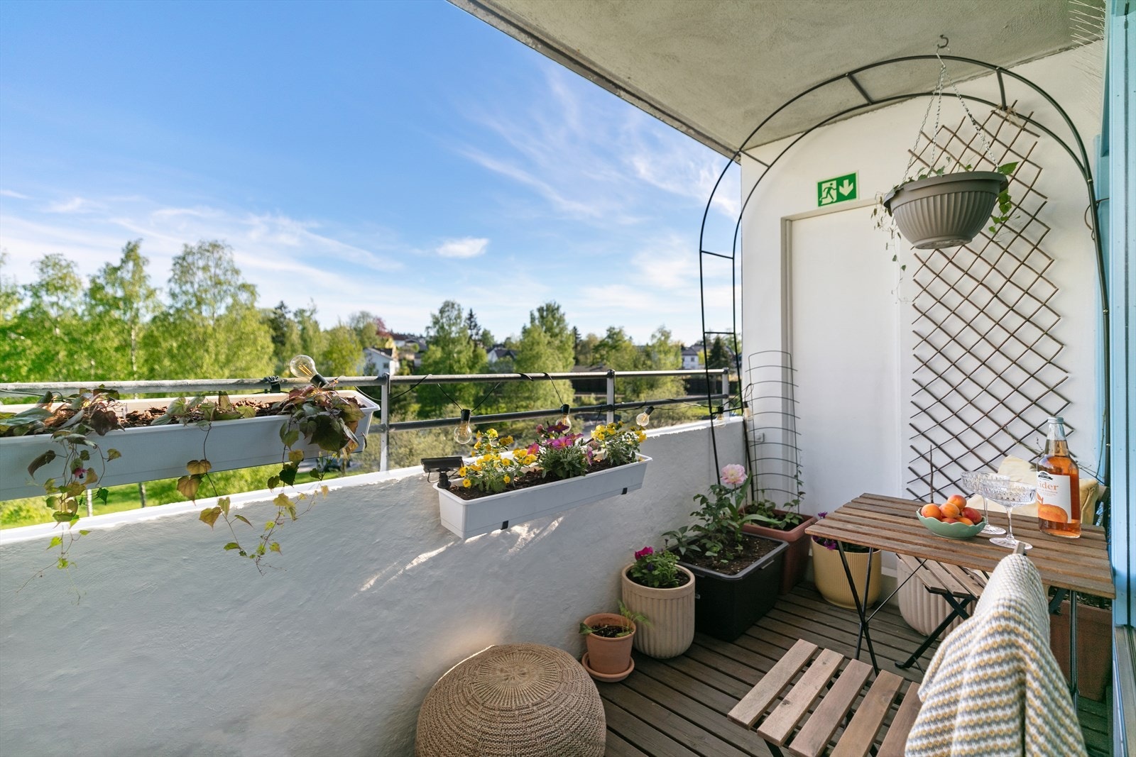 Fra stuen er det adkomst til en sydvendt balkong på ca. 7,3 m². Galleribilde