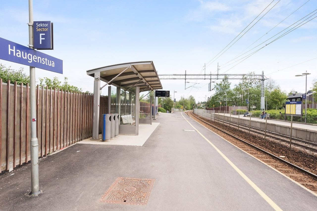 2-3 min gange til Haugenstua togstasjon. Galleribilde