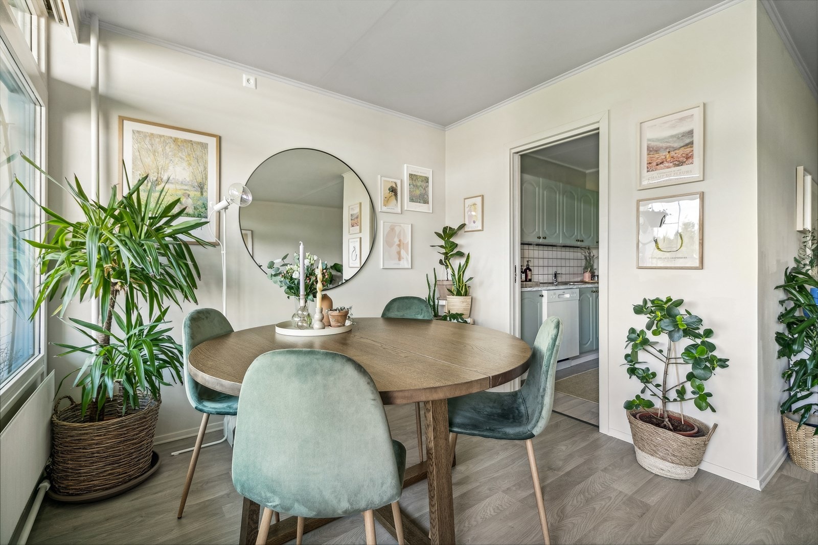 Det er videre plass til et spisebord hvor en bedre middag kan nytes sammen med det inviterte selskapet. Galleribilde