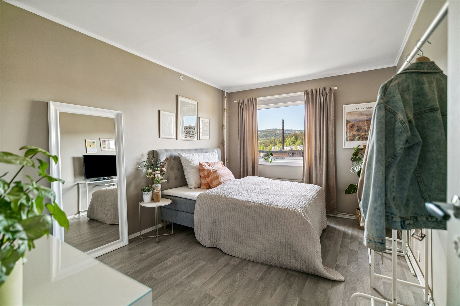 Hovedsoverommet har god størrelse med plass til en dobbeltseng, tilhørende nattbord og annet ønskelig møblement. Galleribilde