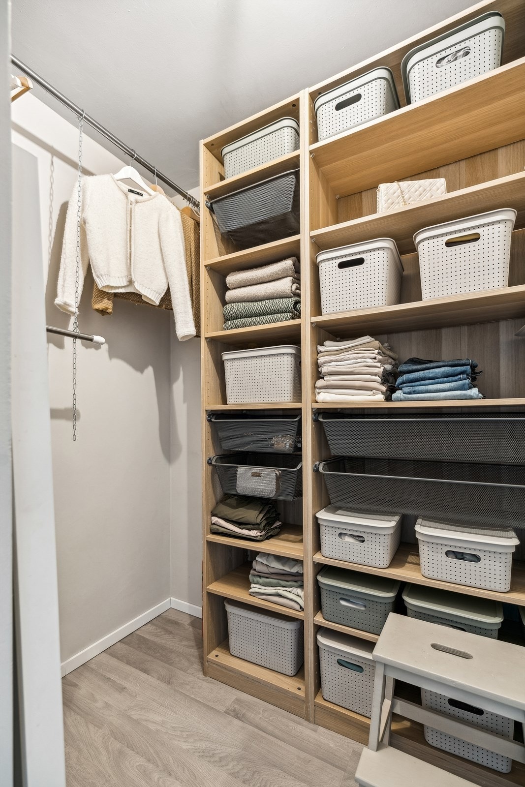 Romslig innvendig bod med god oppbevaringsplass. Galleribilde