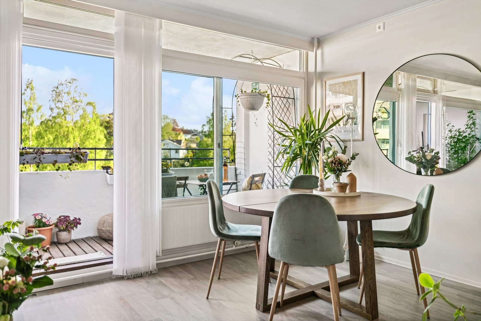 Lys, herlig stueavdeling med god møbleringsfrihet. Galleribilde