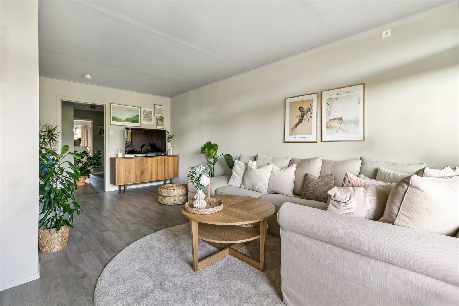 Stuen har god plass til en hyggelig sofagruppe og ønsket medie-/oppbevaringsmøblement. Galleribilde