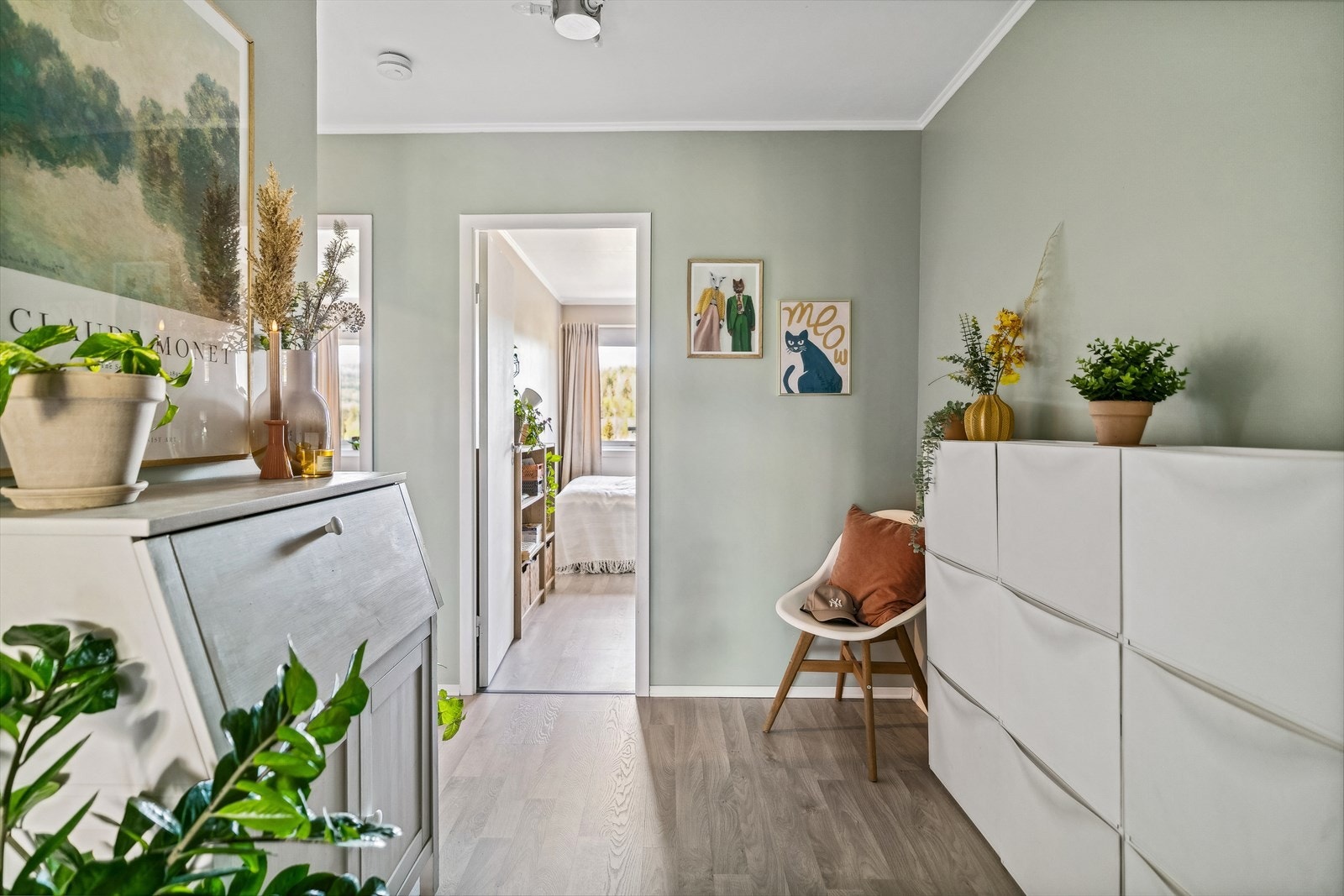 Her er det godt med oppbevaringsmuligheter for yttertøy og sko. Galleribilde