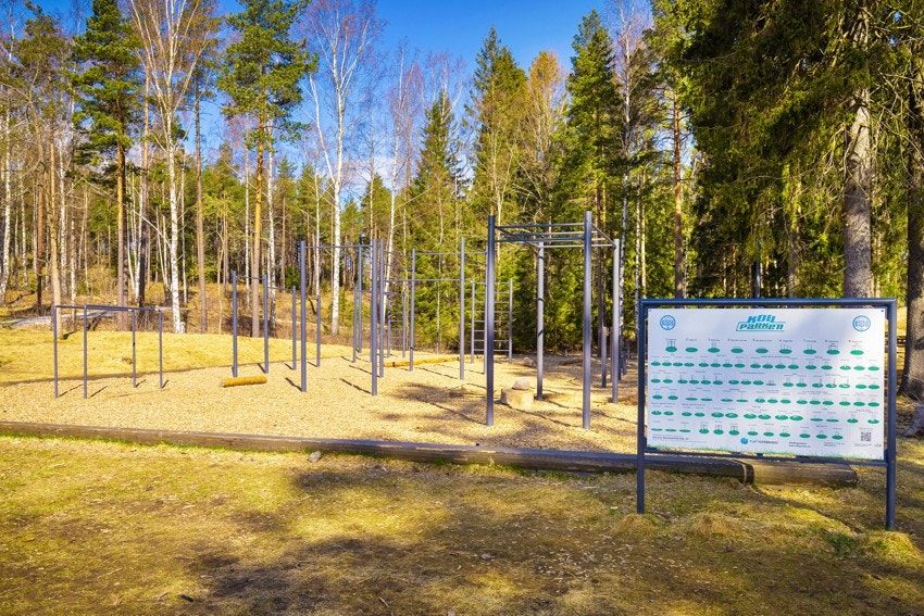 Utetrening for de spreke. Street-workout-parken ligger rett ved. Galleribilde
