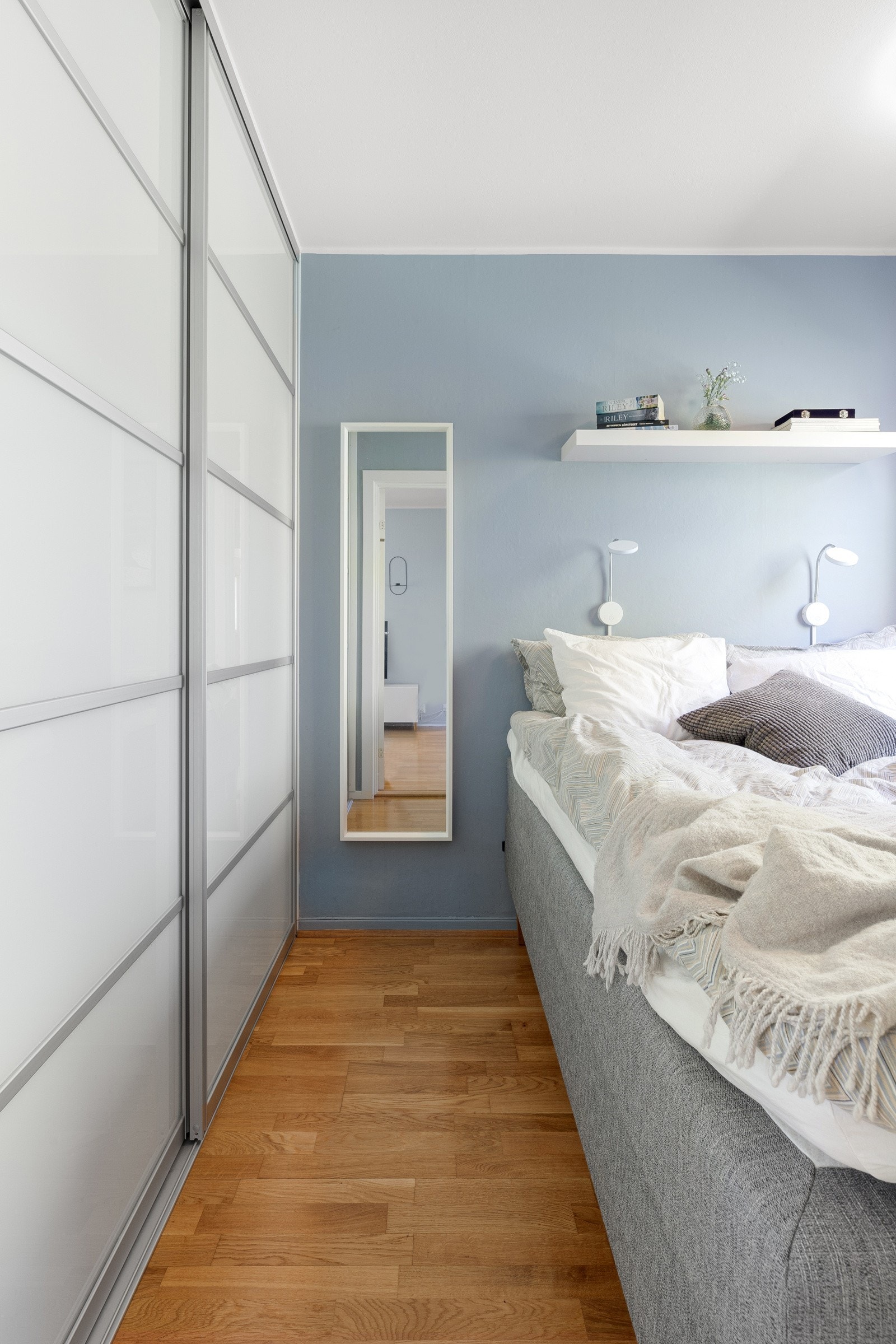Rommet har rikelig med oppbevaringsplass i stor, integrert skyvedørsgarderobe. Galleribilde