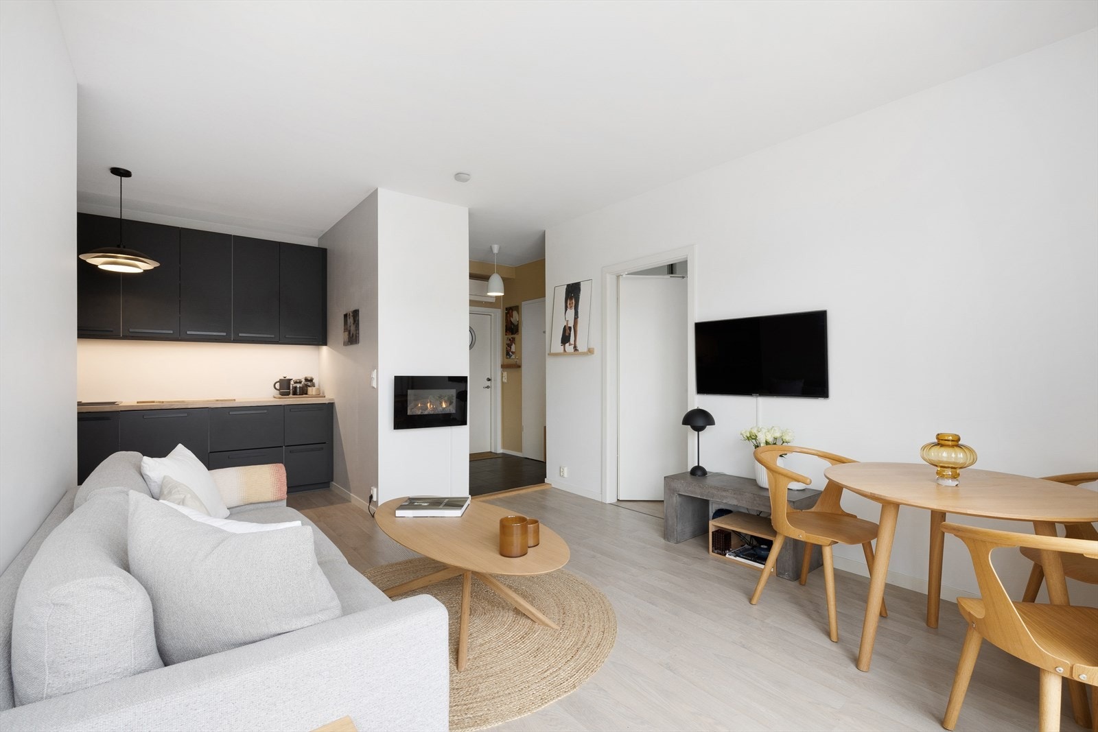 Dekorativ elektrisk peis i stuen. Galleribilde