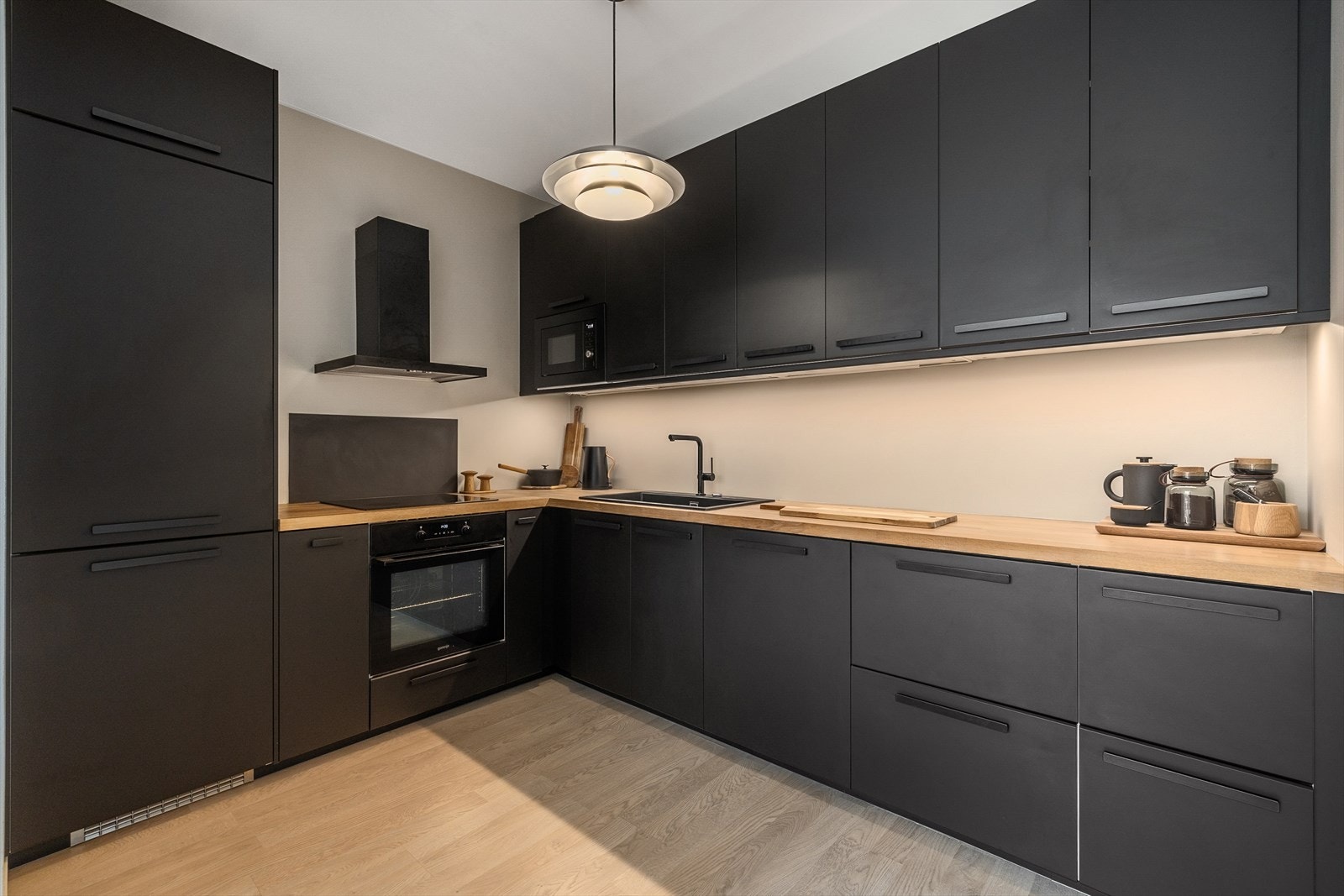 Imponerende innholdsrikt kjøkken fra 2021. Galleribilde