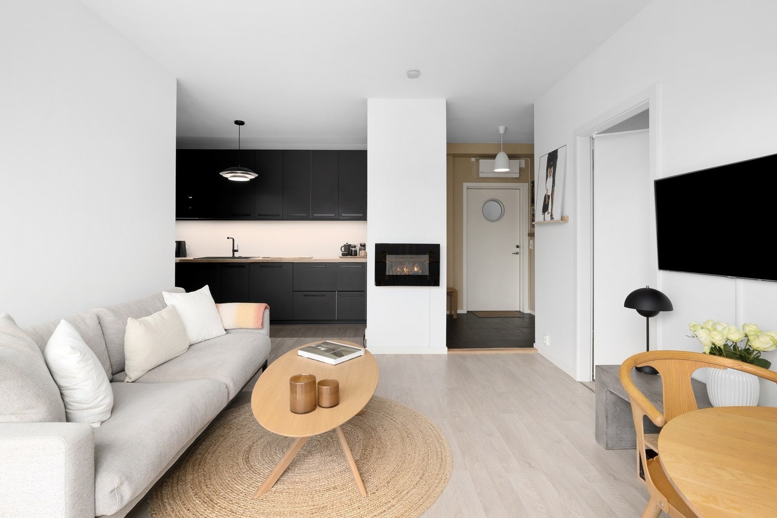 Innvendig oppleves leiligheten som stilfull, pen og delikat. Galleribilde