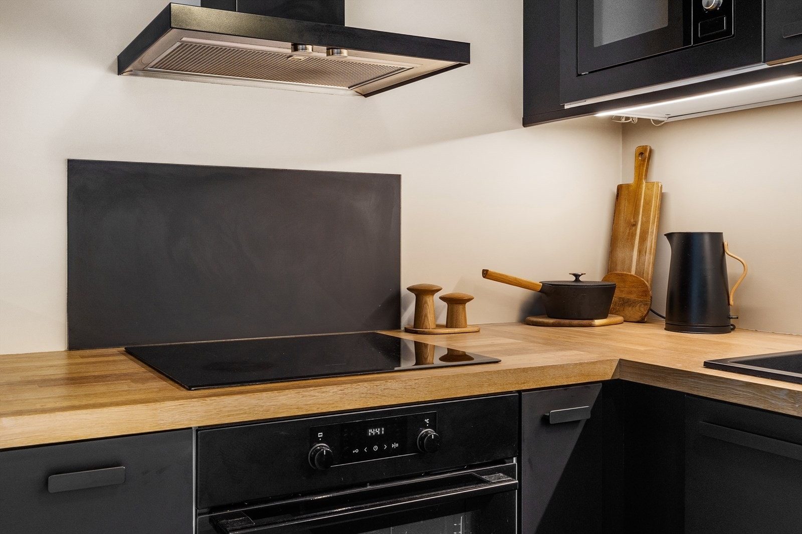 Integrert oppvaskmaskin, kjøl/fryseskap, steketopp, komfyr og micro. Galleribilde