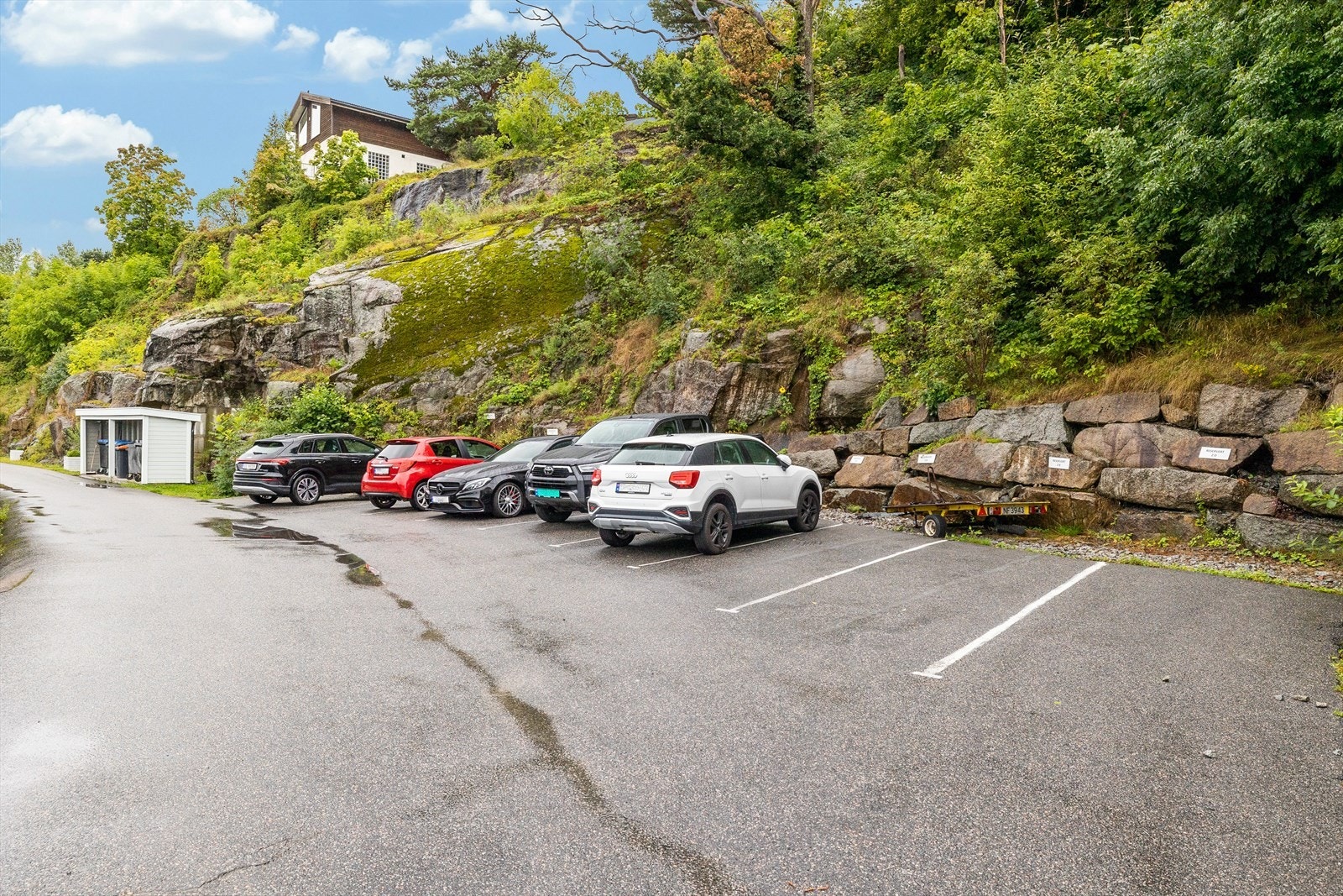 Det medfølger en p-plass på borettslagets tomt. Galleribilde