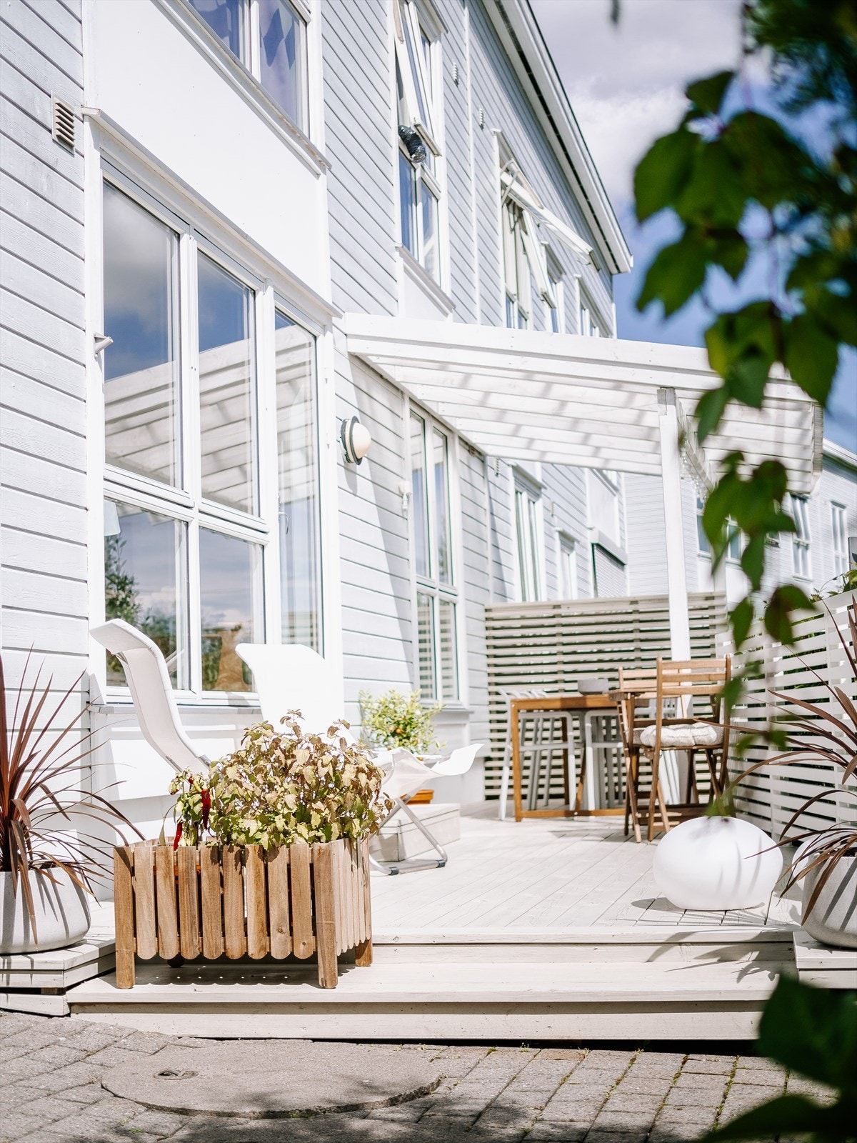 Utgang fra stuen til hyggelig terrasse på 18 kvm. Galleribilde