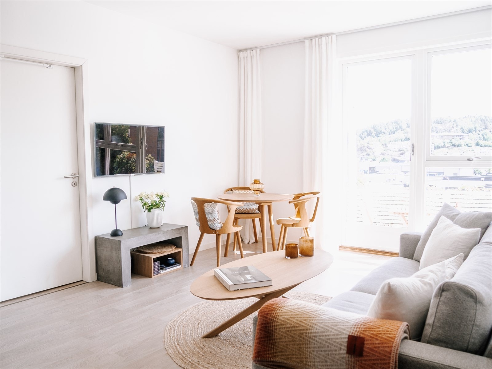 Leiligheten representerer så avgjort en "flytt rett inn leilighet" for deg som er ute etter en innholdsrik, arealeffektiv og ikke minst særpreget leilighet med høy grad av imponerende og unike løsninger. Galleribilde