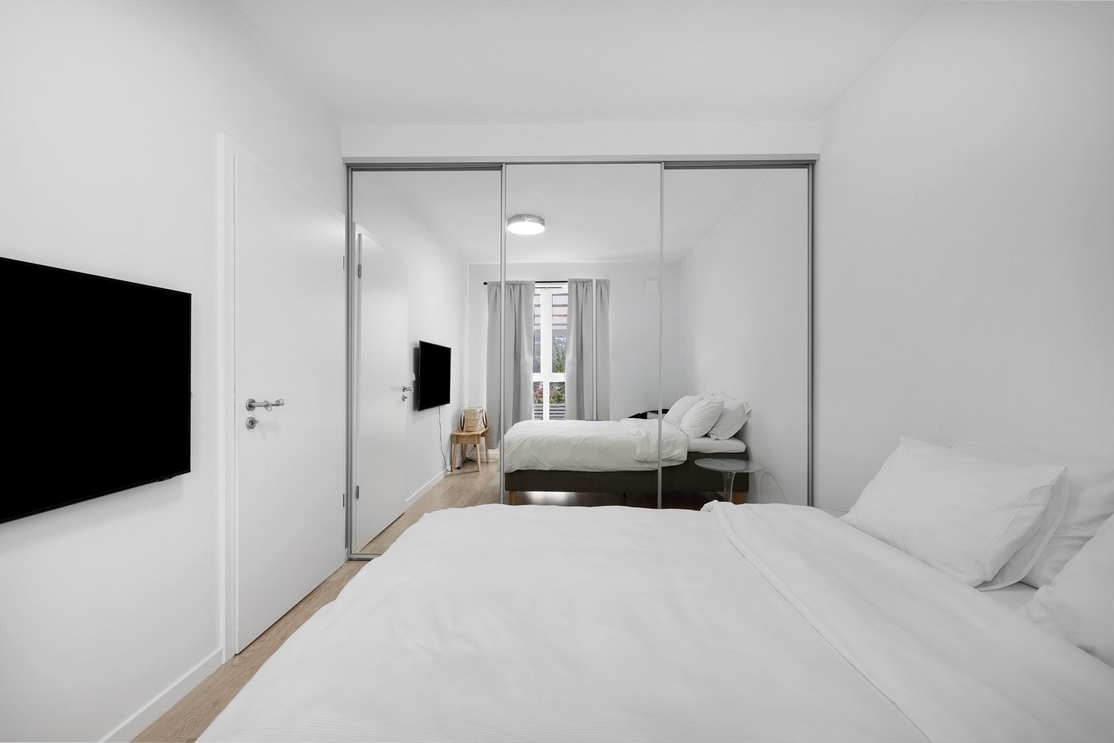 Flott skyvedørsgarderobe på soverommet. Galleribilde