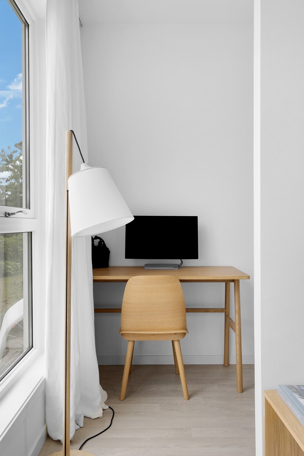 I bakkant av stuen er det innredet med hjemmekontor og sovealkove. Galleribilde