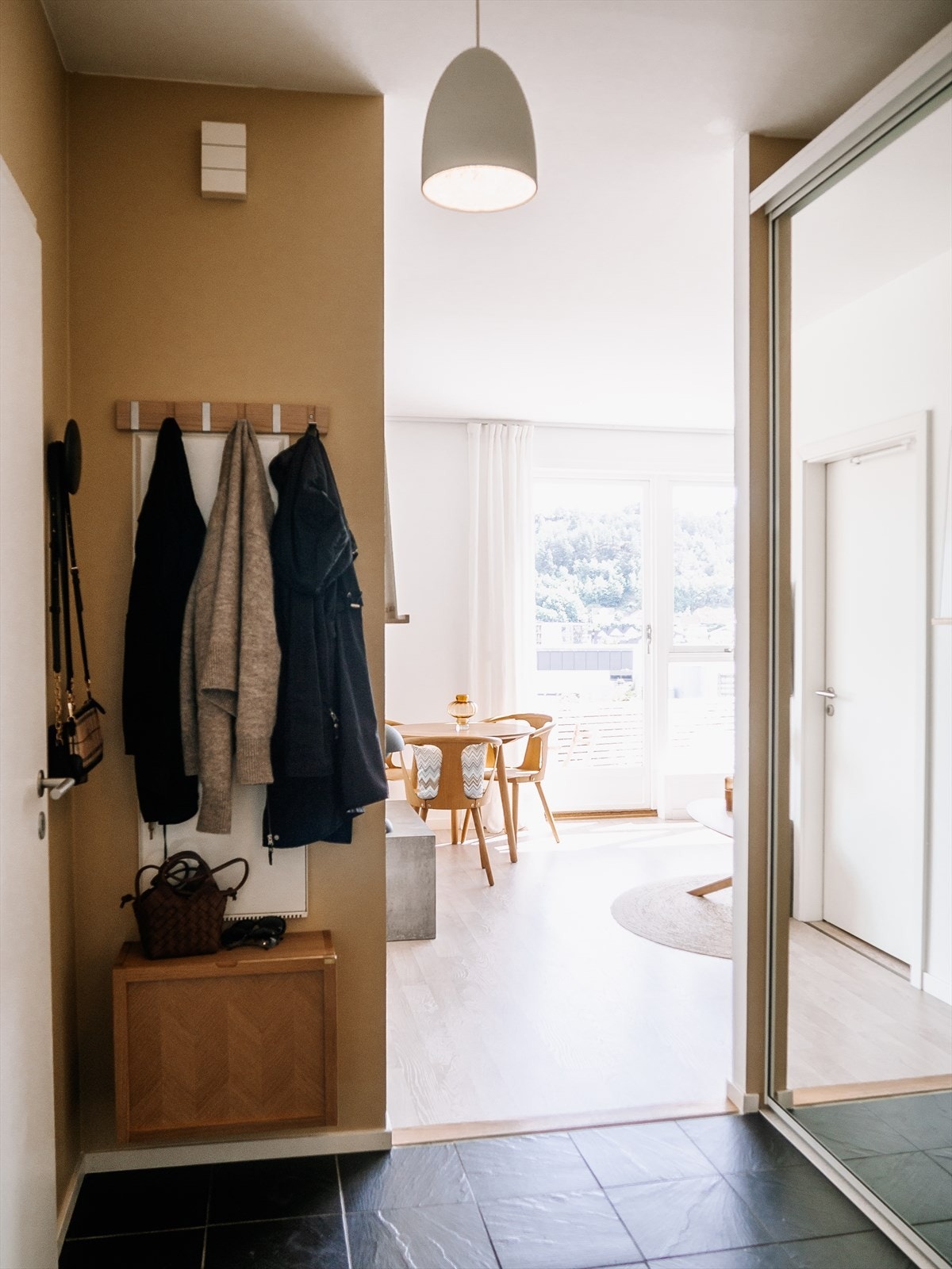 Entrè med flis på gulv med varmekabler. Galleribilde