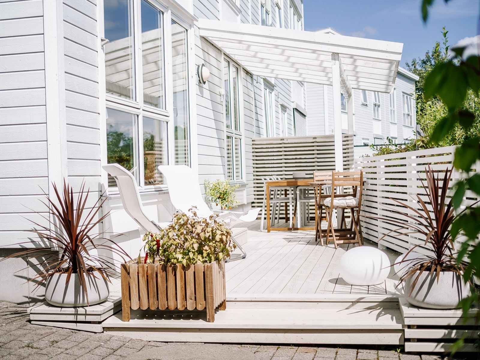 Her kan du sitte skjermet å nyte solen. Galleribilde