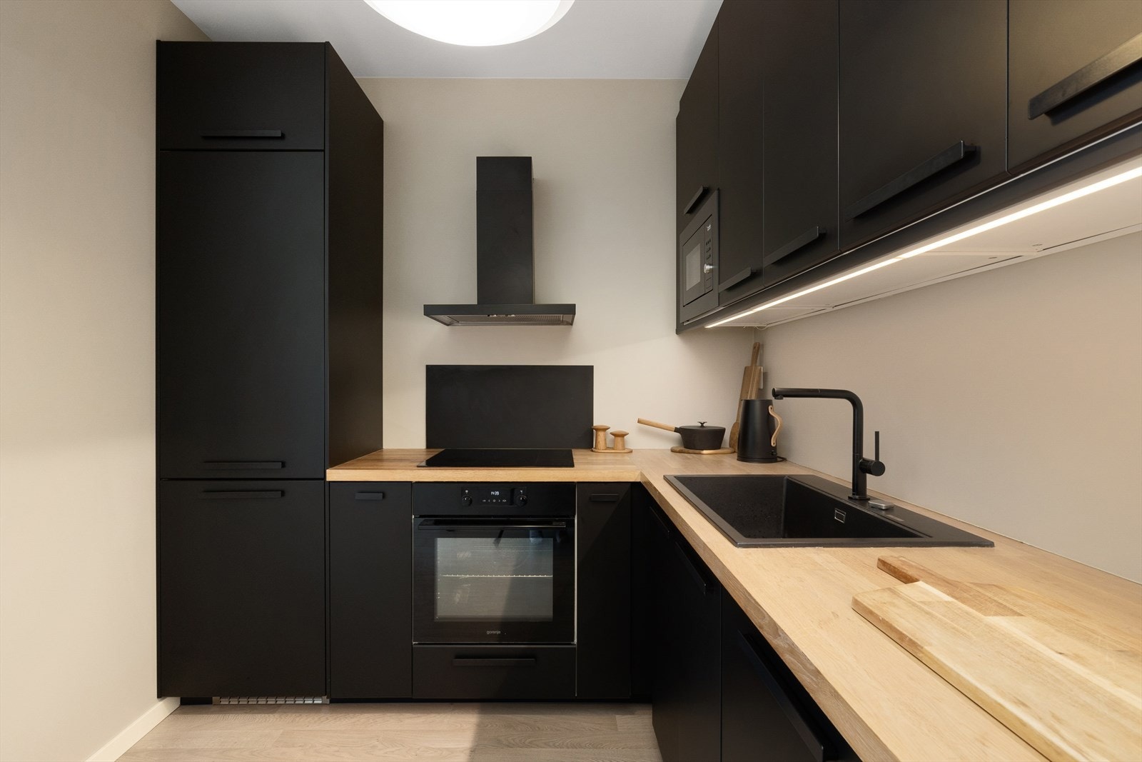 Kjøkkenet har innredning med glatte fronter og benkeplate i heltre med nedfelt oppvaskkum. Galleribilde