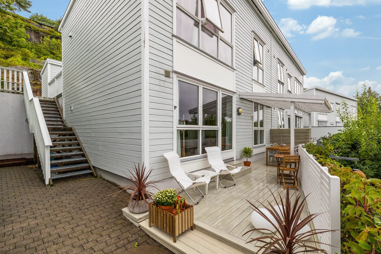 Solrikt, usjenert og flotte uteplasser med fin utsikt. Galleribilde