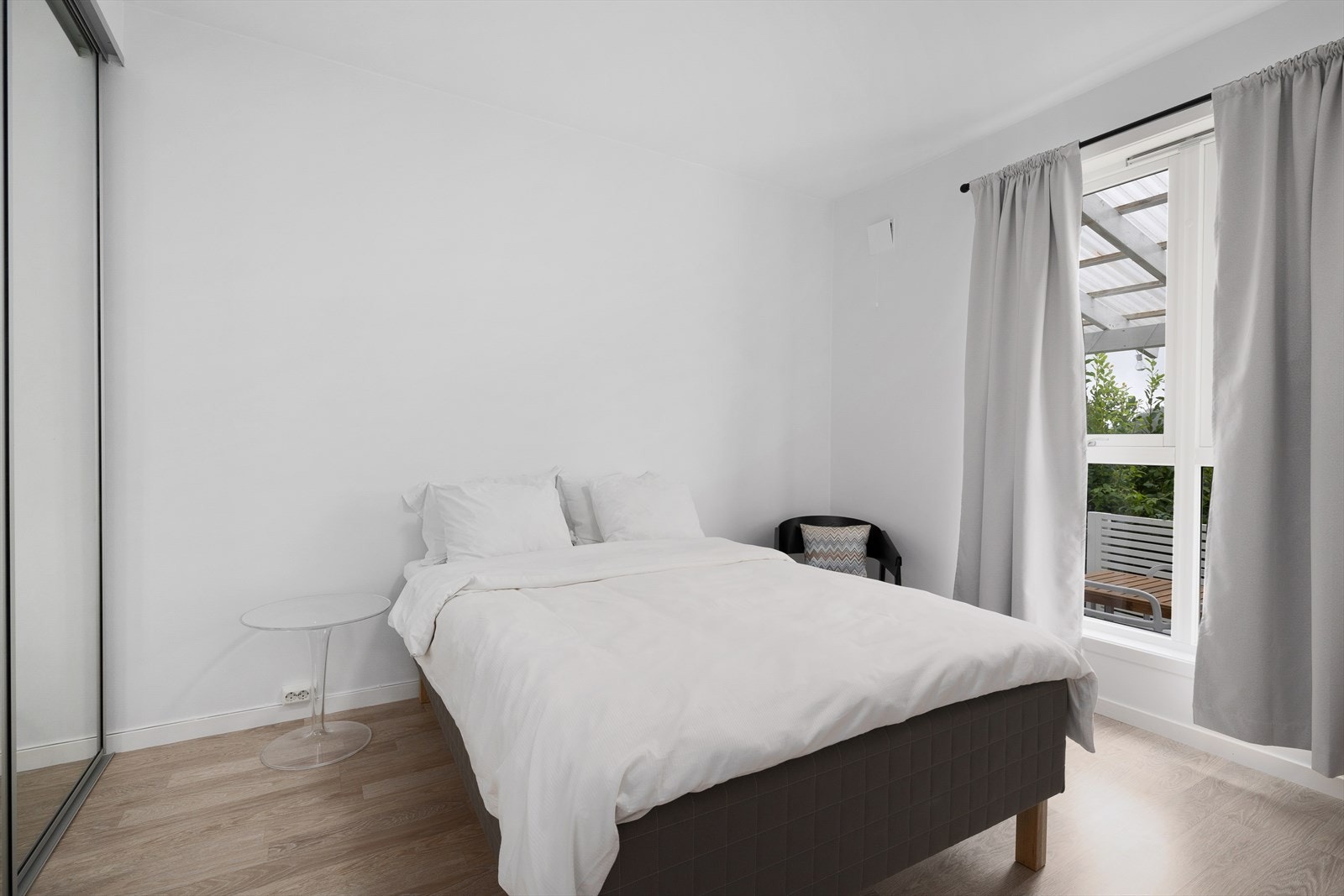 Leiligheten er innredet med et romslig soverom. Galleribilde